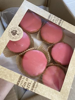 Roze koek at Het Zaanse Bakkertje / Dutch Vegan Bakery in Zaandijk