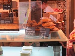 Counter with vegan labelled items at Het Zaanse Bakkertje / Dutch Vegan Bakery in Zaandijk