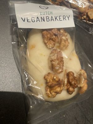 😋   at Het Zaanse Bakkertje / Dutch Vegan Bakery in Zaandijk