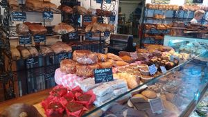 Big range, many clearly labelled vegan options at Het Zaanse Bakkertje / Dutch Vegan Bakery in Zaandijk