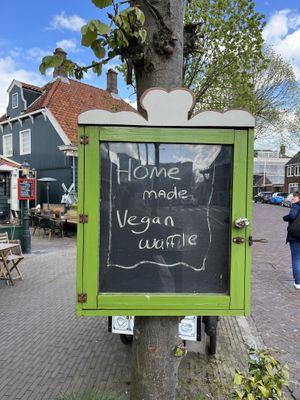 In het weekend bieden de soms verse warme wafels aan   at Het Zaanse Bakkertje / Dutch Vegan Bakery in Zaandijk