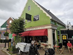 Outside at Het Zaanse Bakkertje / Dutch Vegan Bakery in Zaandijk