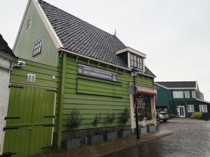 Outside at Het Zaanse Bakkertje / Dutch Vegan Bakery in Zaandijk