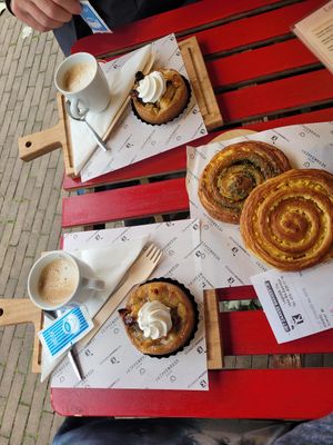 Flat White, Apple Tart, Kaas Swirl pesto/pure at Het Zaanse Bakkertje / Dutch Vegan Bakery in Zaandijk
