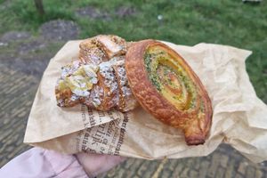 (R) Pistachio Croissant (L) Kaas Pesto Swirl at Het Zaanse Bakkertje / Dutch Vegan Bakery in Zaandijk
