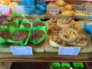 vegan muffins and apple pies at Het Zaanse Bakkertje / Dutch Vegan Bakery in Zaandijk