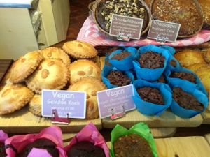 vegan almond cream cake and vegan chocolate corn flakes cakes at Het Zaanse Bakkertje / Dutch Vegan Bakery in Zaandijk