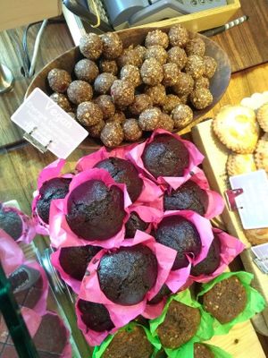 vegan chocolate muffins and vegan energy balls at Het Zaanse Bakkertje / Dutch Vegan Bakery in Zaandijk