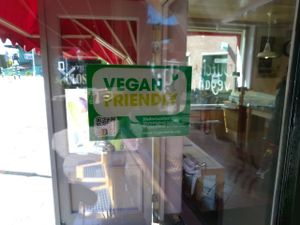vegan friendly sticker on their door at Het Zaanse Bakkertje / Dutch Vegan Bakery in Zaandijk