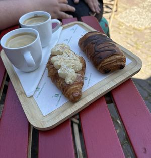 Amandel croissant en pain de chocolate    at Het Zaanse Bakkertje / Dutch Vegan Bakery in Zaandijk