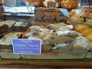 vegan whole nuts and caramel tart at Het Zaanse Bakkertje / Dutch Vegan Bakery in Zaandijk