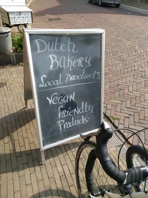 Vegan win :) at Het Zaanse Bakkertje / Dutch Vegan Bakery in Zaandijk