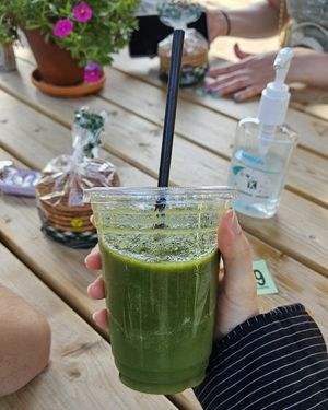 Spinach and broccoli smoothie at Het Zaanse Bakkertje / Dutch Vegan Bakery in Zaandijk