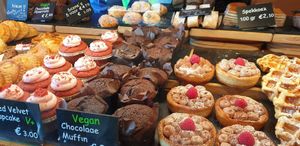 Windows shopping :) at Het Zaanse Bakkertje / Dutch Vegan Bakery in Zaandijk