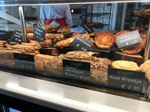 Shop window at Het Zaanse Bakkertje / Dutch Vegan Bakery in Zaandijk