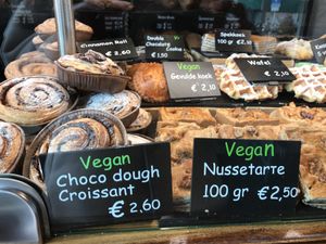 Shop window 2 at Het Zaanse Bakkertje / Dutch Vegan Bakery in Zaandijk