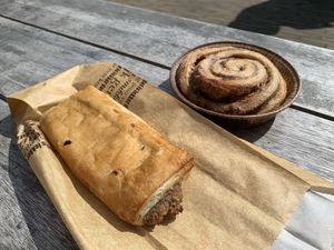 Vegan saucijzenbroodje and cinnamon swirl  at Het Zaanse Bakkertje / Dutch Vegan Bakery in Zaandijk