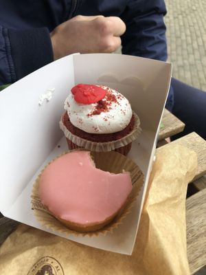 Red velvet cupcake and roze koek at Het Zaanse Bakkertje / Dutch Vegan Bakery in Zaandijk