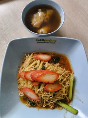 Nice wanton mee.
However eggs are used in the wanton filling, not suitable for vegans. at Shi Song Vegetarian 实颂素食 in West Singapore