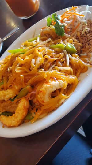 Pad thai at Green Leaves in Los Angeles