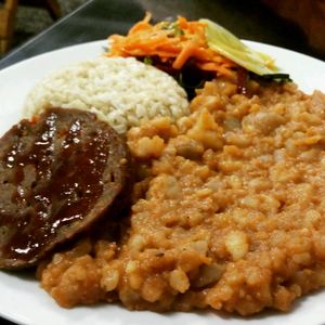 Cau Cau con Seitan, arroz y ensalada at Sinfonia Vegana in Lima