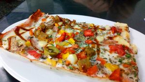 Pizza at Sinfonia Vegana in Lima