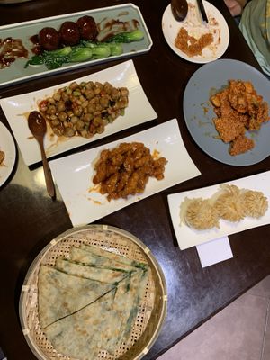 A variety of „fake meat“, filled pancakes, crispy rice and a desert  at SUHU 素虎 - Fulllink Plaza in Beijing
