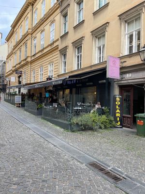 The entrace at Vis a Vis Vincek Cake and Ice Cream in Zagreb