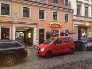 im Hof sind weitere mit großen Schirmen überdachte Sitzplätze. at Jaipur in Dresden