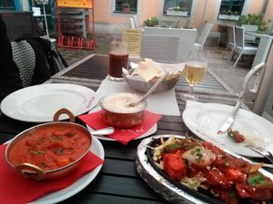 Links Vegan und rechts Omnivor. at Jaipur in Dresden