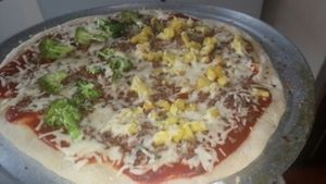 pizza mitad brocoli mitad hawallana at Veggies Pizza in Alajuela
