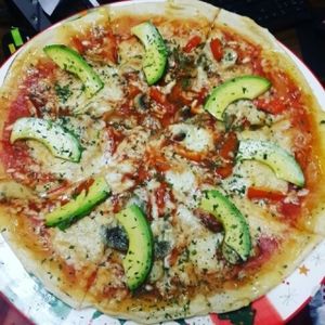 Pizza de aguacate at Veggies Pizza in Alajuela