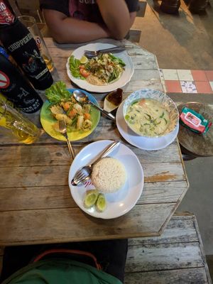 Tempura de verduras, arroz, curry verde con verduras y tallarines con verduras salteadas. at Chopper Bar in Sukhothai