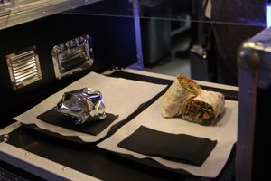 Un passe-plats permet d'éviter tout contact avec la cuisine at Vegan Hero in Paris