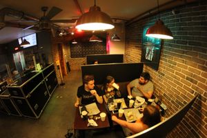 Ambiance repas entre roadies  at Vegan Hero in Paris