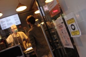 Toutes les directives sanitaires afin de protéger tous les héros sont appliquées à la lettre, du port du masque à la décontamination au gel hydroalcoolique en passant par la  at Vegan Hero in Paris