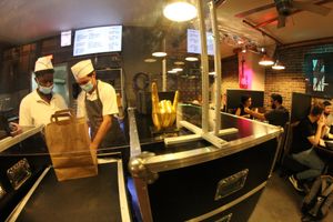 Une cabine bien organisée afin de répondre a vos commandes sur place, à emporter et en livraison at Vegan Hero in Paris