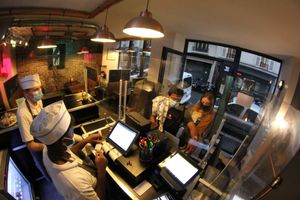 Les vitres en plexiglas particulièrement hautes vous protègent et protègent notre équipe at Vegan Hero in Paris