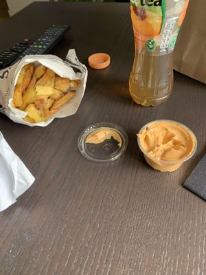Fries with samouraï dip at Vegan Hero in Paris