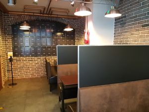 Salle du haut (sitting area) at Vegan Hero in Paris