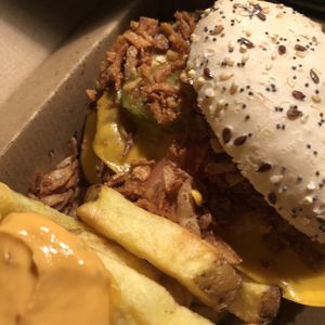 Now with crispy fries onions and 2 different vegan cheese slices 💚 at Vegan Hero in Paris