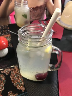 Selbstgemachte Limonade mit Zuckerstrohhalm  at El Pati de la Veina in Girona