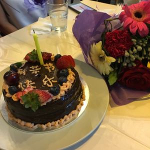 design your own cake programme - we have fun decorating the cake... pardon my handwriting as its the first time for me at Blue Bistro SG Cafe in Central Singapore