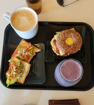 Latté and avo toast | egg-bacon sandwich and smoothie at Copper Branch - Mont-Royal in Montreal