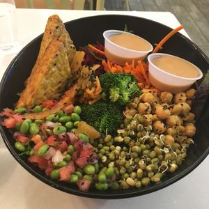 Bol Fusion Asiatique avec tempeh et riz brun en format régulier at Copper Branch - Mont-Royal in Montreal