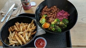 Copper bowl and fries at Copper Branch - Catherine O in Montreal