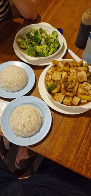 Tofu mountain and broccoli mountain with garlic at Año Nuevo in Granada