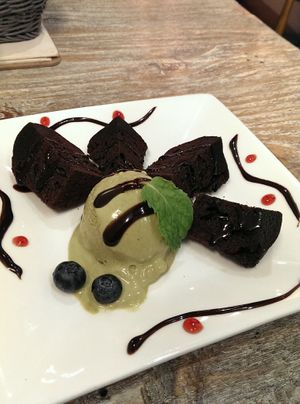 朱古力素蛋糕配素雪糕 at LN Fortunate Coffee in Hong Kong Island