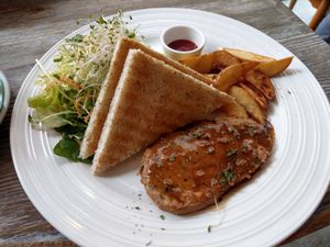 黑椒素牛扒配多士、雜菜沙律及薯角 at LN Fortunate Coffee in Hong Kong Island