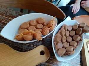 Original flavor and chocolate "egg" waffles at LN Fortunate Coffee in Hong Kong Island